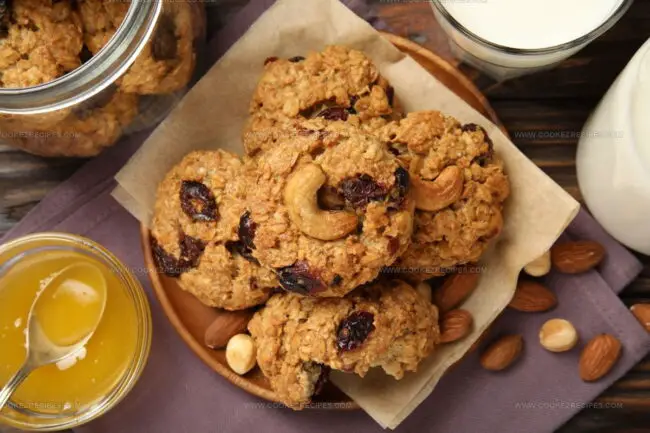 How Can You Store Freshly Baked Cookies to Keep Them Soft?